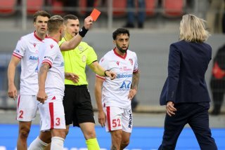 Après avoir déjà expulsé Timothy Fayulu et Benjamin Bertrand, Nico Gianforte brandit un carton rouge à l'encontre du directeur sportif sédunois Barthélémy Constantin.